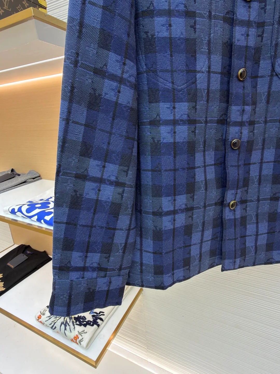 LOUIS VUITTON plaid denim jacket-style shirt ●Original version: 23479 purchase and development ●Item number: 1682070-B40 ●Material: cotton fabric ●Technology: jacquard production ●Color: blue ●Version: fitted version ●Weight: about 2070 grams ●Size: S-M-L-XL ●Description: This denim jacket-style shirt adopts dark and light tones to highlight Monogram and the elegant strokes of plaid jacquard. Interior and exterior chest pockets add a touch of style, and an embossed leather label sits at the back. Regular fit 85% cotton, 15% polyester, logo jacquard Shirt collar Pearlescent buttons. Patch pocket on chest, interior pocket on right side, side pockets. Logo patch on rear. The overall wiring is straight and delicate, the fabric is comfortable and soft, and the color is consistent without color difference. It can be matched with the same style to create a fashionable look and control various occasions. Customized accessories, complete with three standards, same style for men and women!